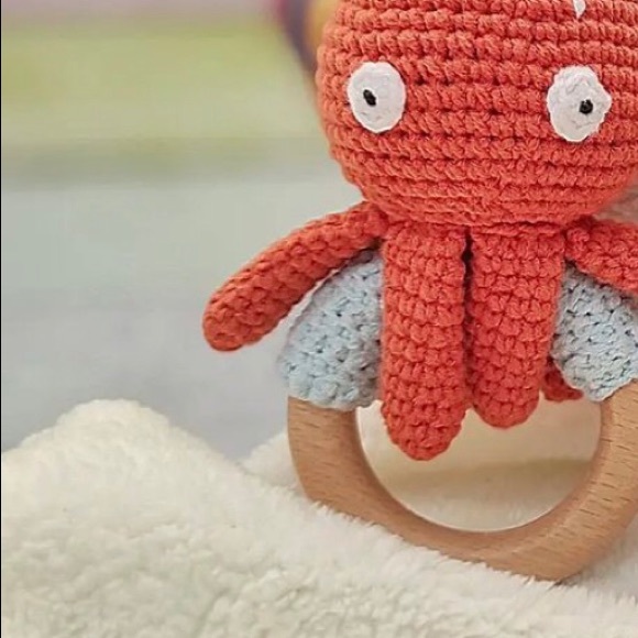 Knit and wood octopus rattle - Picture 3 of 4